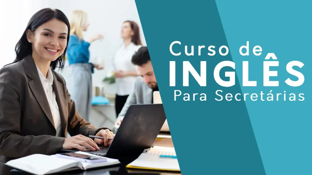 Mulher trabalhando em um escritório com computador, acompanhada de colegas, representando o curso de inglês para secretárias.